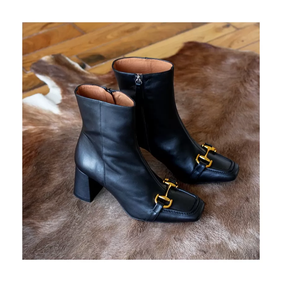 Last Units<Ángel Alarcón Pryor - Leather Ankle Boots With A Metallic Ornament